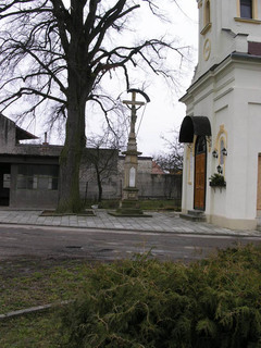 kříž před kaplí
